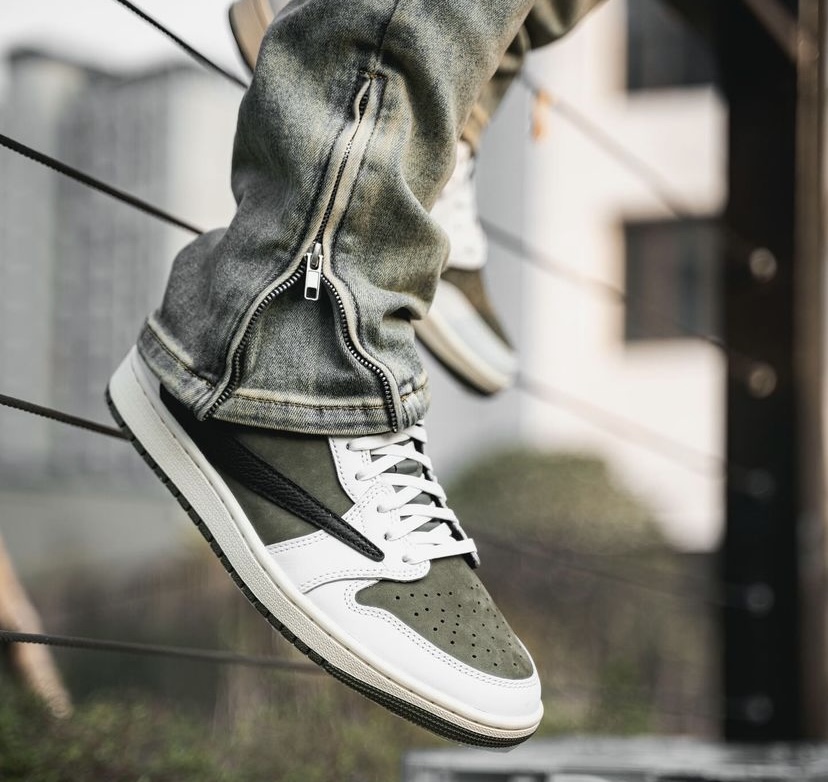 トラヴィス・スコット x エア ジョーダン1 ロー OG “ミディアム