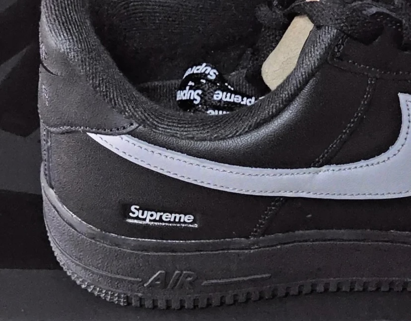 シュプリーム x ナイキ エア フォース1 ロー “ブラック/ホワイト” 初