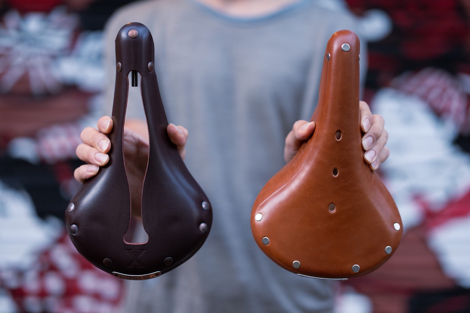 座面の左右が独立して動く仕組みを持つセラアナトミカのラバーサドル