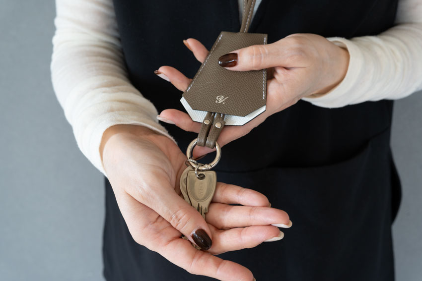 レディースの魅力が詰まった、おしゃれなキークロシェット・レザー