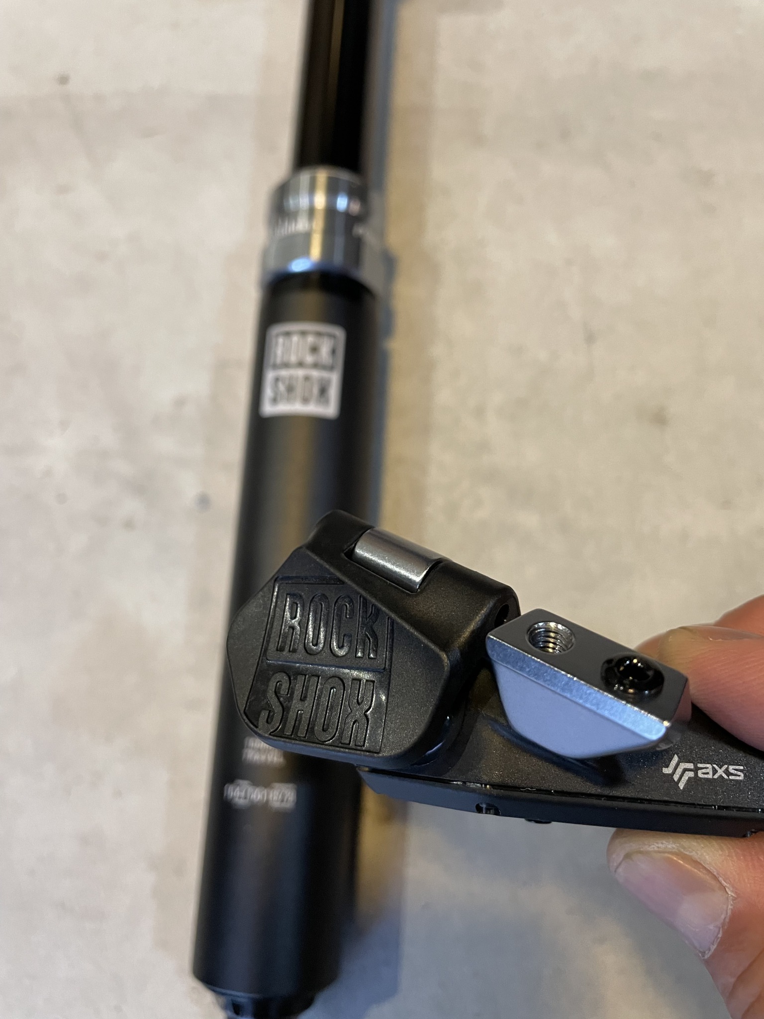 ワイヤレス電動シートポスト -ROCKSHOX- – cyclemark サイクルマーク