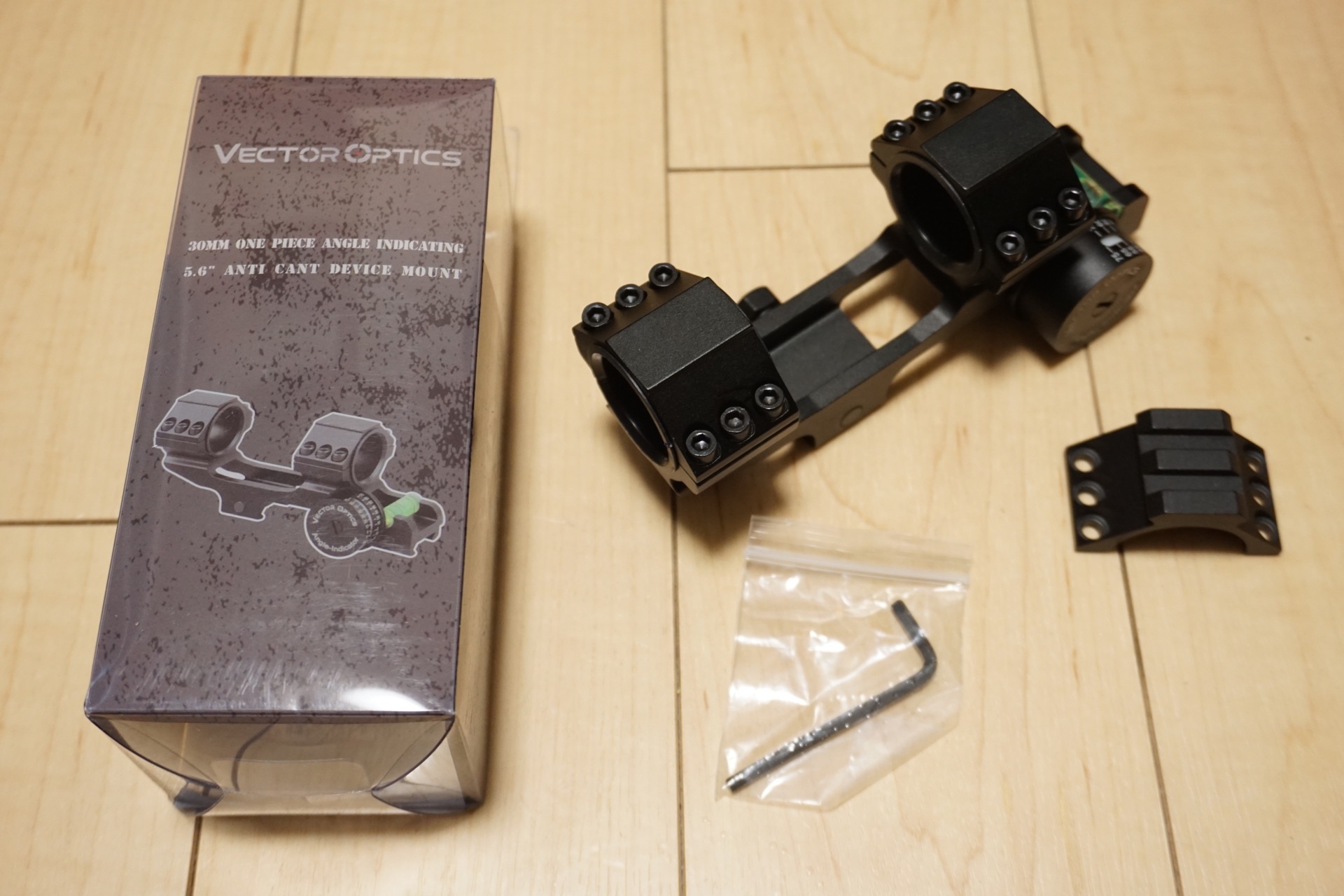 水平器に角度計、2階建てマウントまで付いたVector Optics製30mm/1