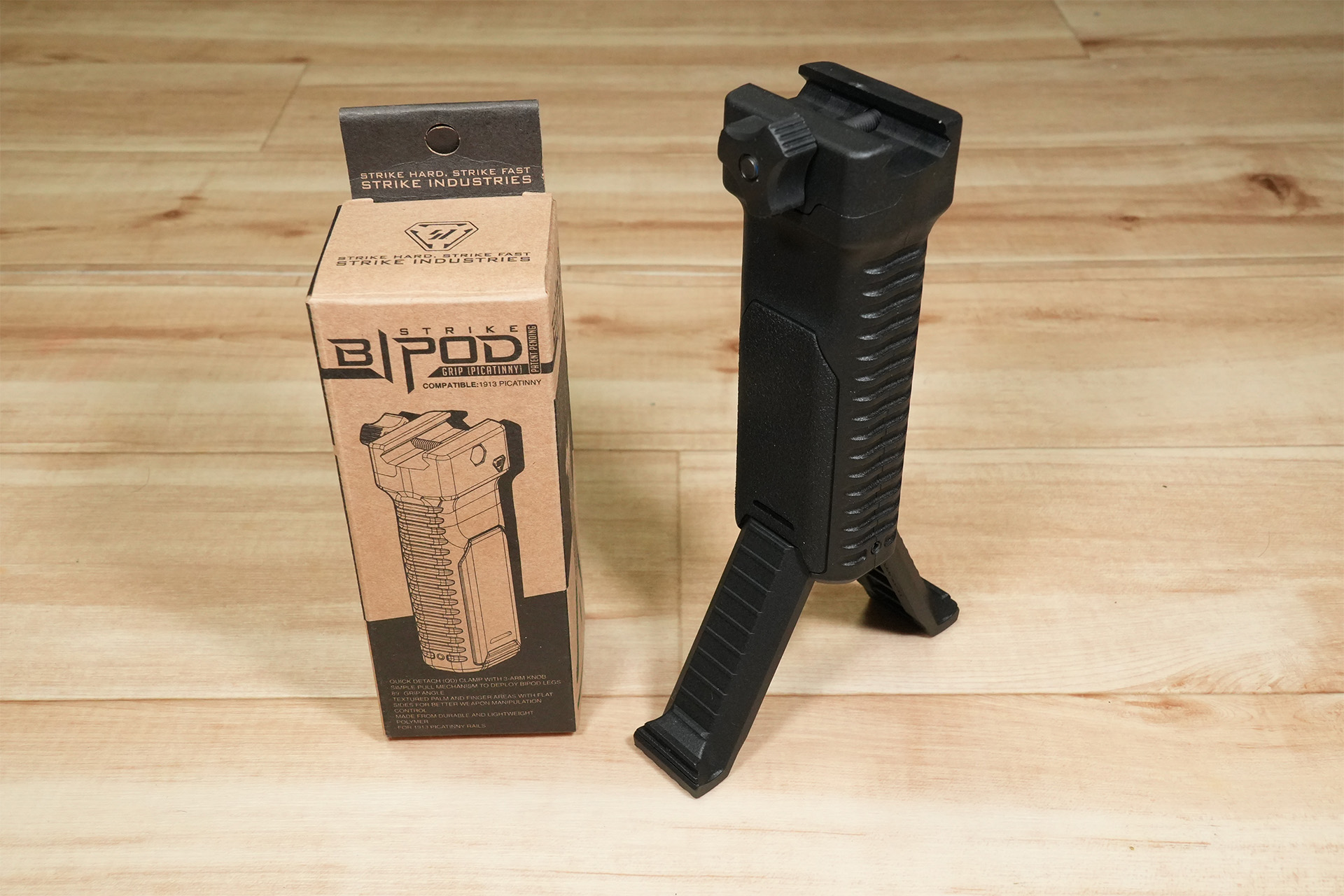 バイポッド付きフォアグリップ(グリップポッド)、Strike Industries