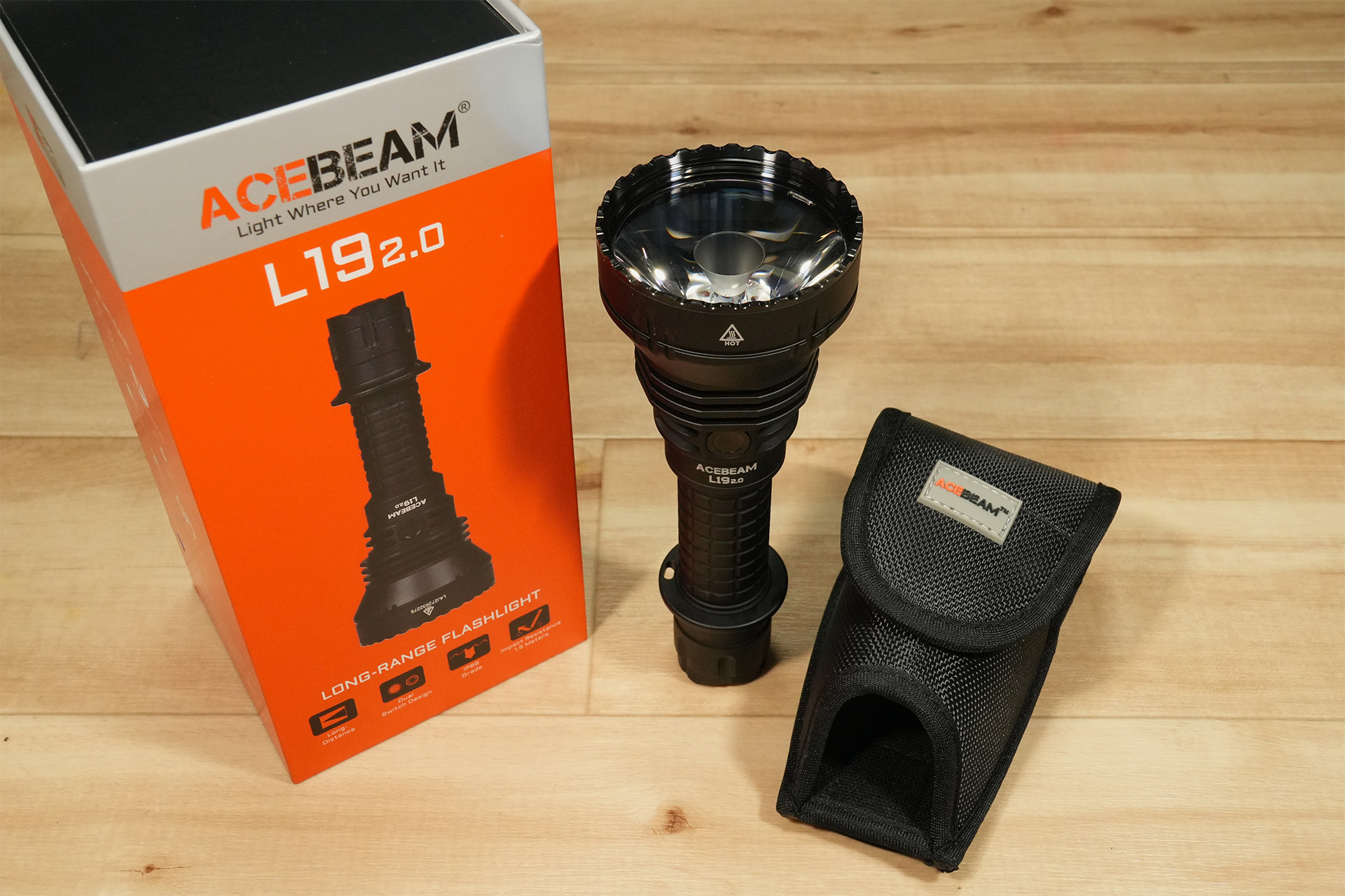 最大照射距離1520m、2200ルーメン/577600カンデラのフラッシュライト