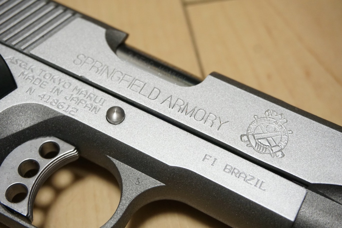 東京マルイ V10 ウルトラコンパクトのスライドにSpringfieldの刻印を