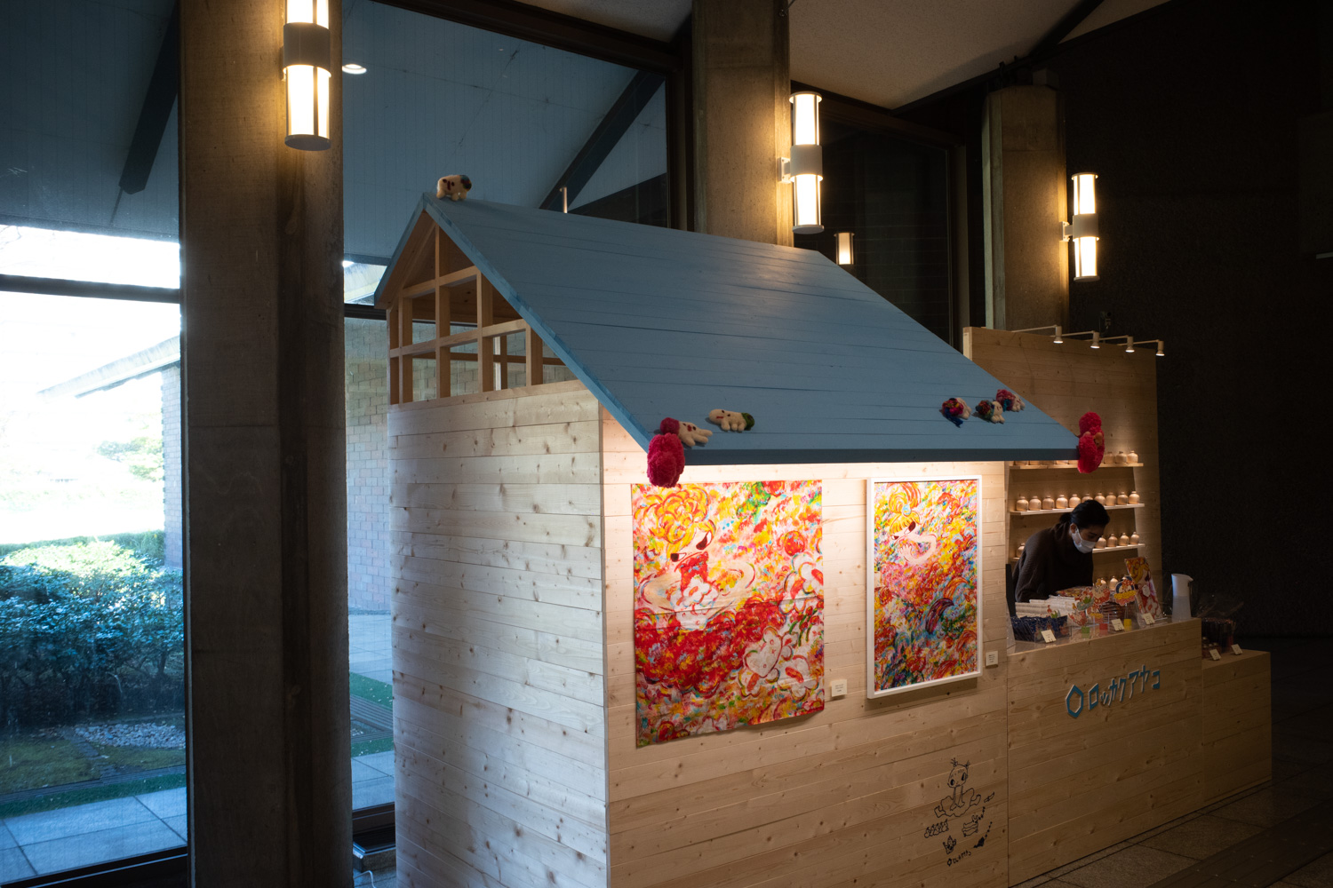 ロッカクアヤコ展】1000部限定ポスターほか〜ミュージアムグッズ展開に