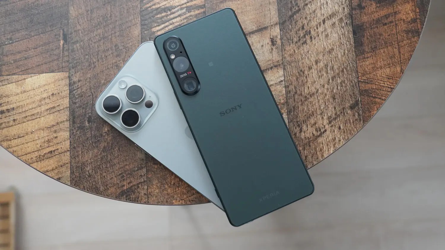 iPhone 15 Pro Max 開封レビュー。プロを意識したXperia 1Ⅴと比較