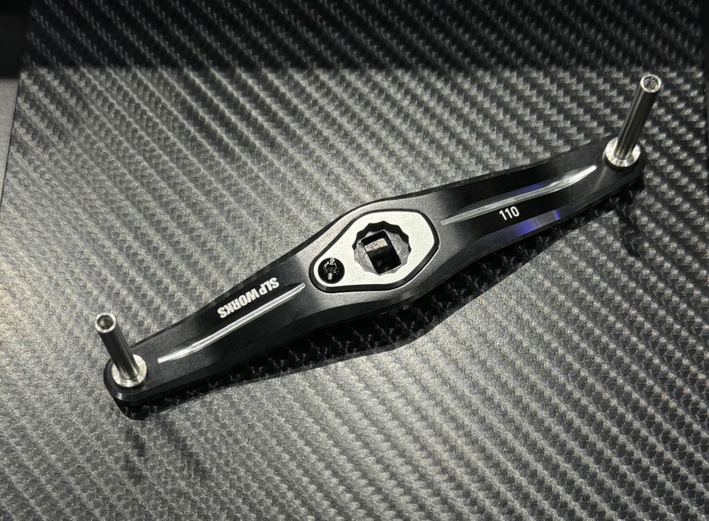 ベイトのキャスティング用ハンドルとしてSLPWORKS史上、最長の110mm