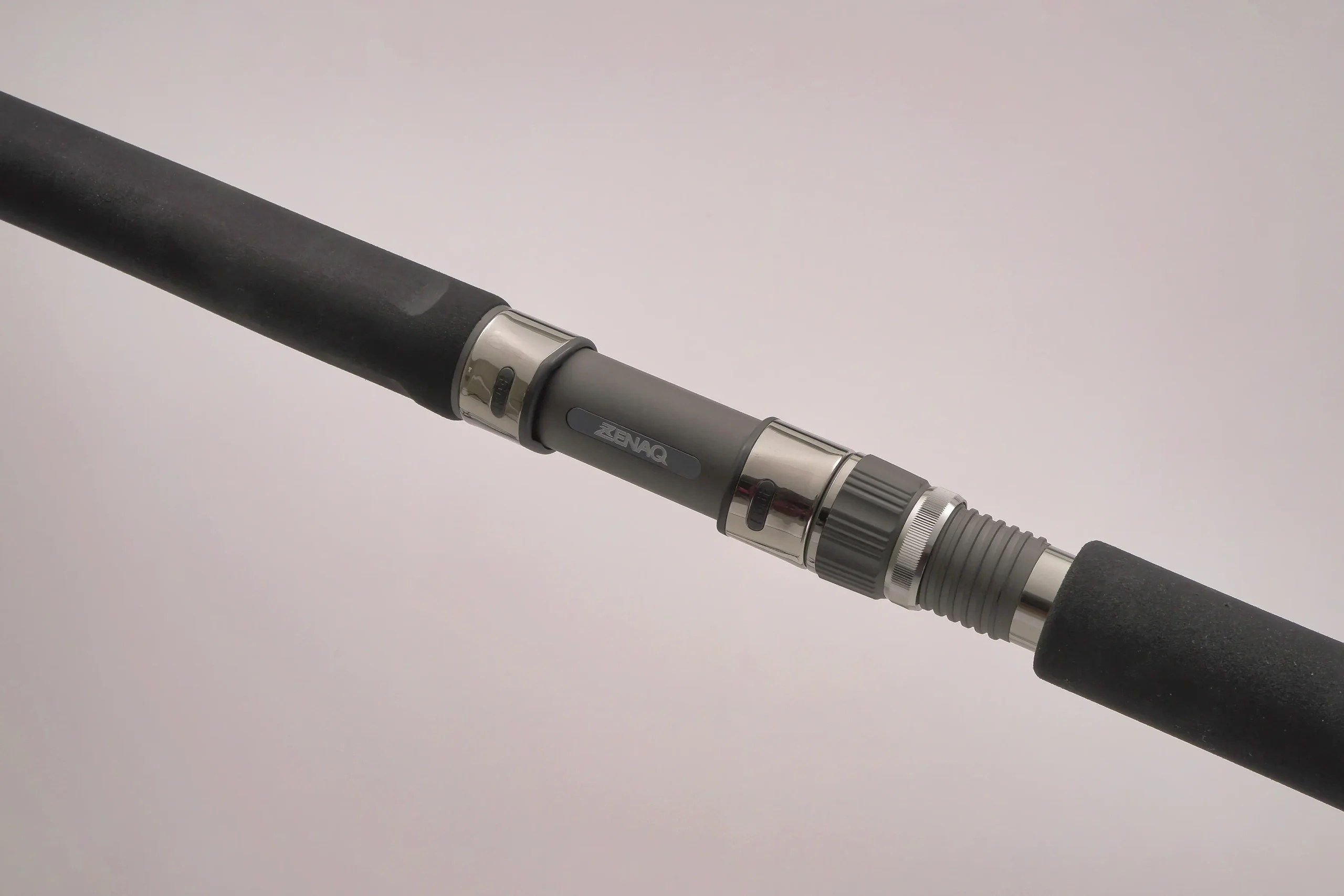 手に取りやすいハイスタンダードモデル！ゼナックのロックショアロッド