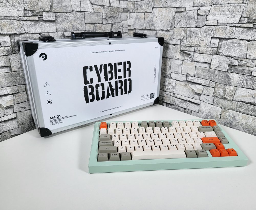 打鍵感良好なレトロデザインキーボード「CYBERBOARD R3」レビュー