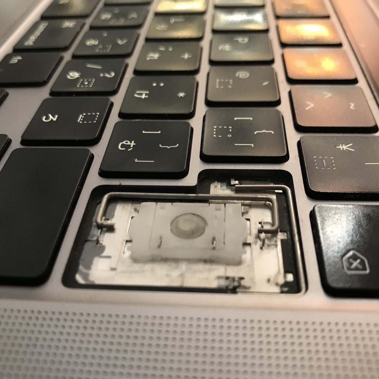 MacBook Pro (13-inch, 2020, Two Thunderbolt 3 ports) キートップ