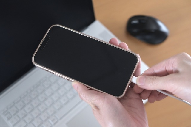 iPhoneの電源が入らない！電源がつかない場合の原因や対処法、修理先を