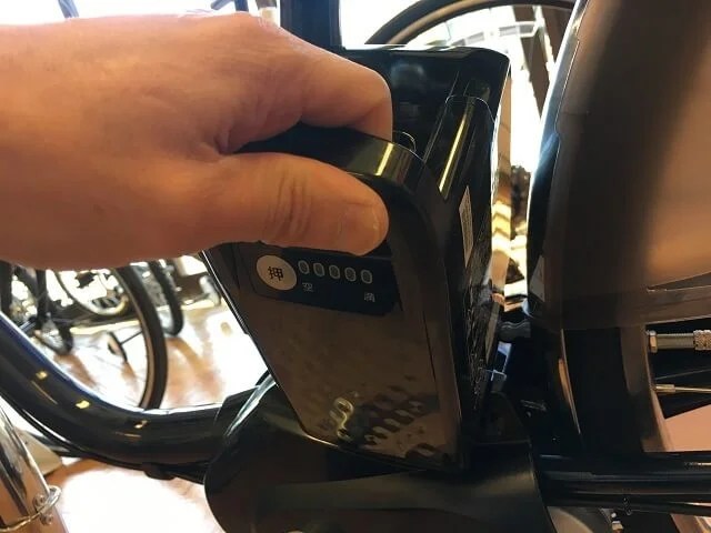 電動アシスト自転車バッテリーの外し方と取り付け方｜失敗しない初心者
