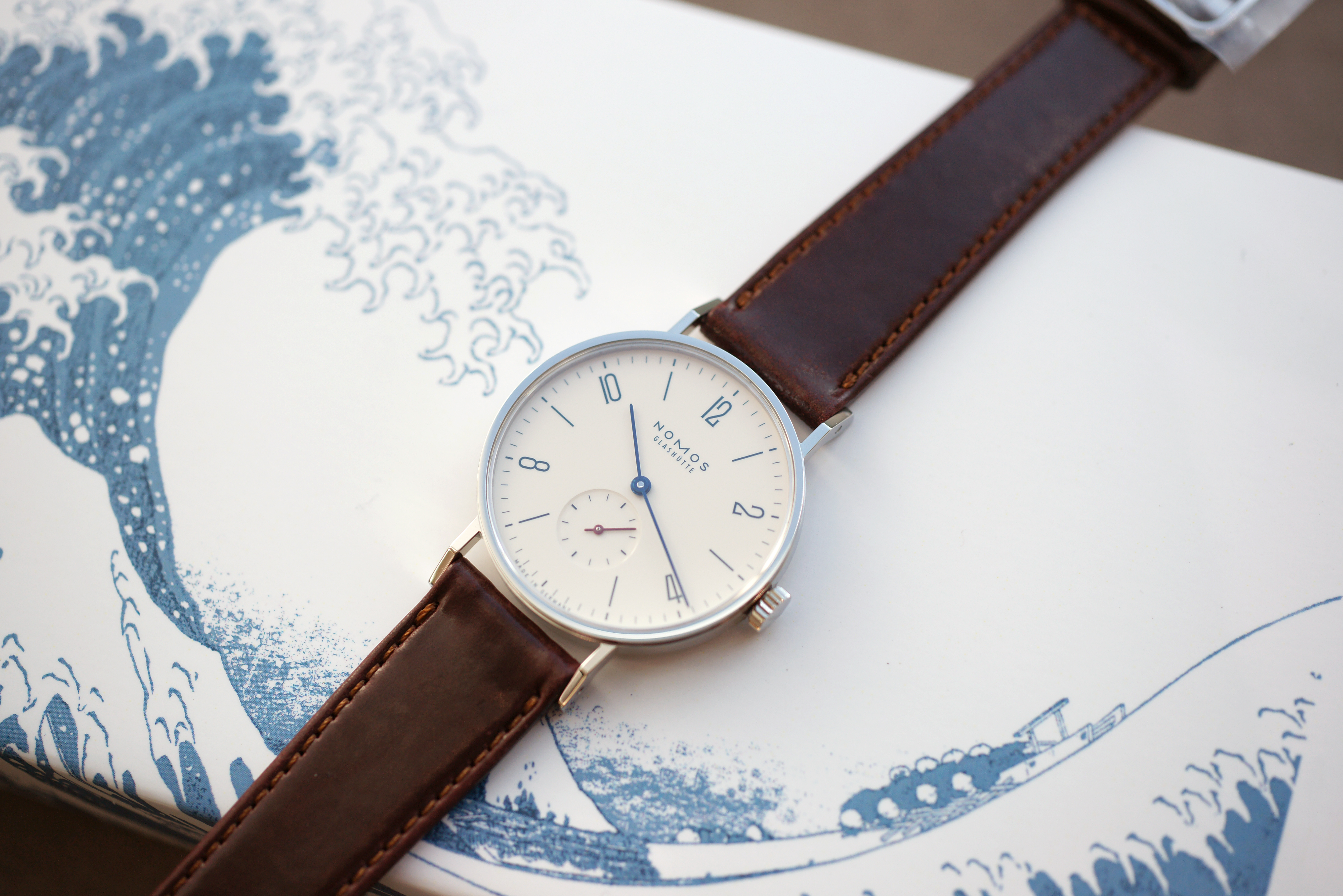 ノモス タンジェント ジャパン ブラウ限定品！再入荷しました！ – 時計
