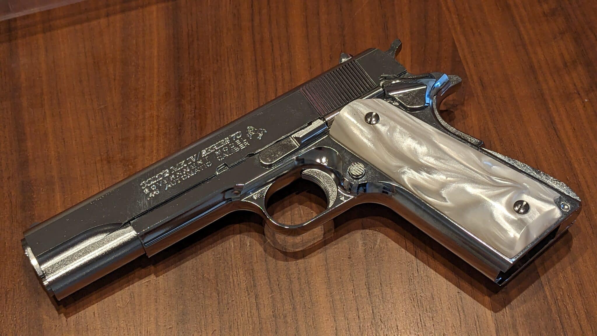 シルバーのガバメントにホワイトパールのグリップを取り付けて