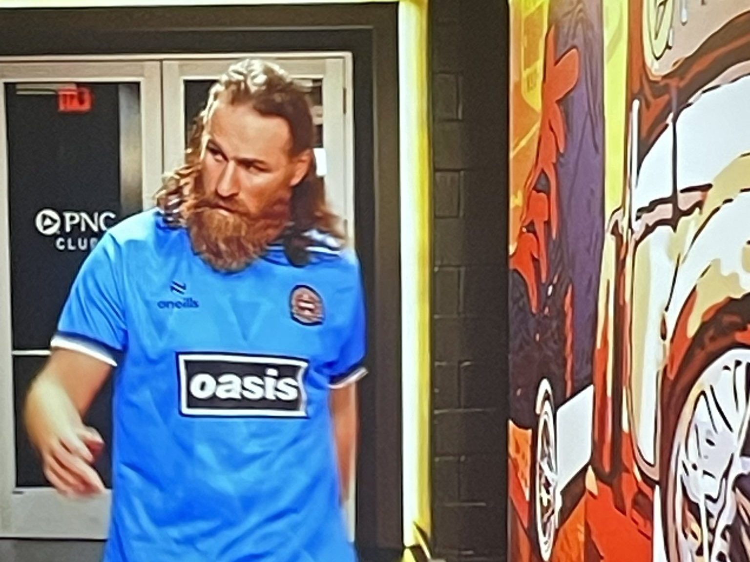 オアシスのコラボシャツから学ぶ、ボヘミアンFCの生存戦略｜LADS FOOTBALL