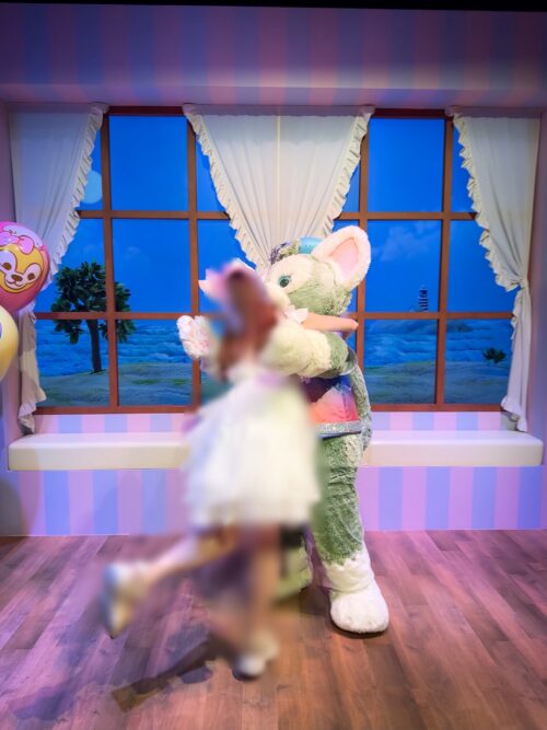 日帰り香港2025】20周年衣装で登場！ジェラトーニとのグリーティングの