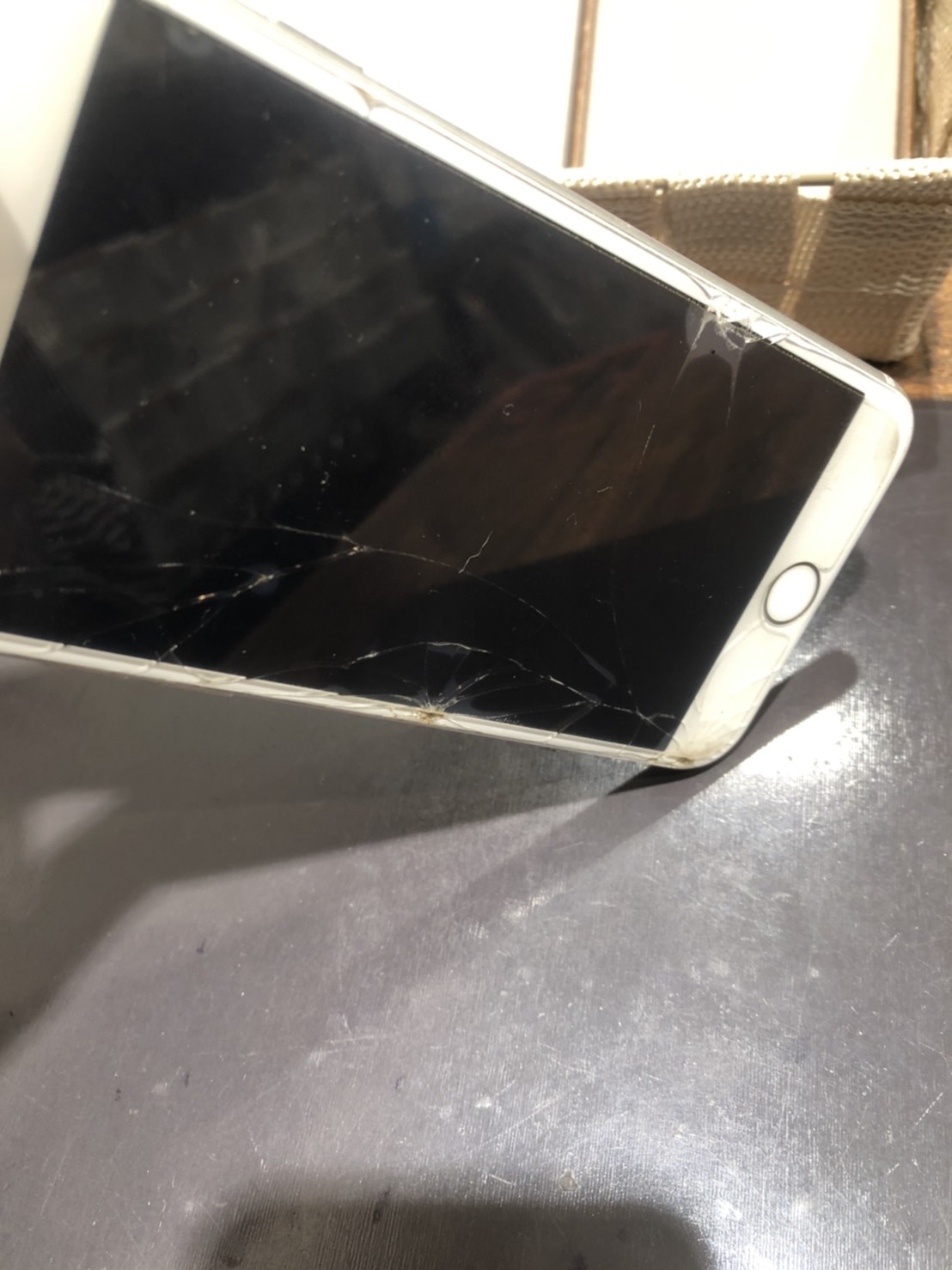 iPhone8】小さな傷だけでも画面交換していいと思うんです。 | iPhone