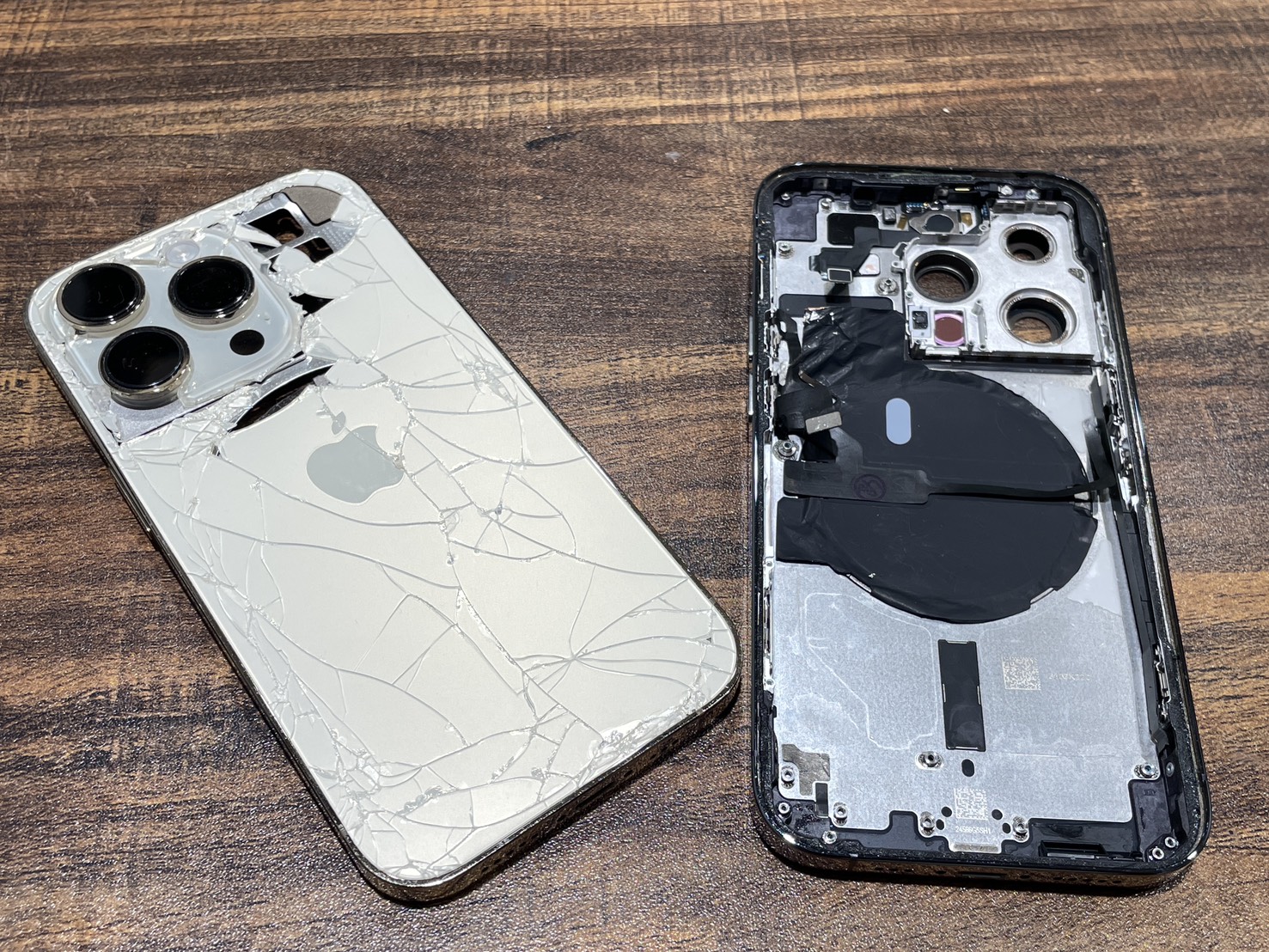 iPhoneの背面ガラス割れは放置NG！【スマホ修理店のブログ】