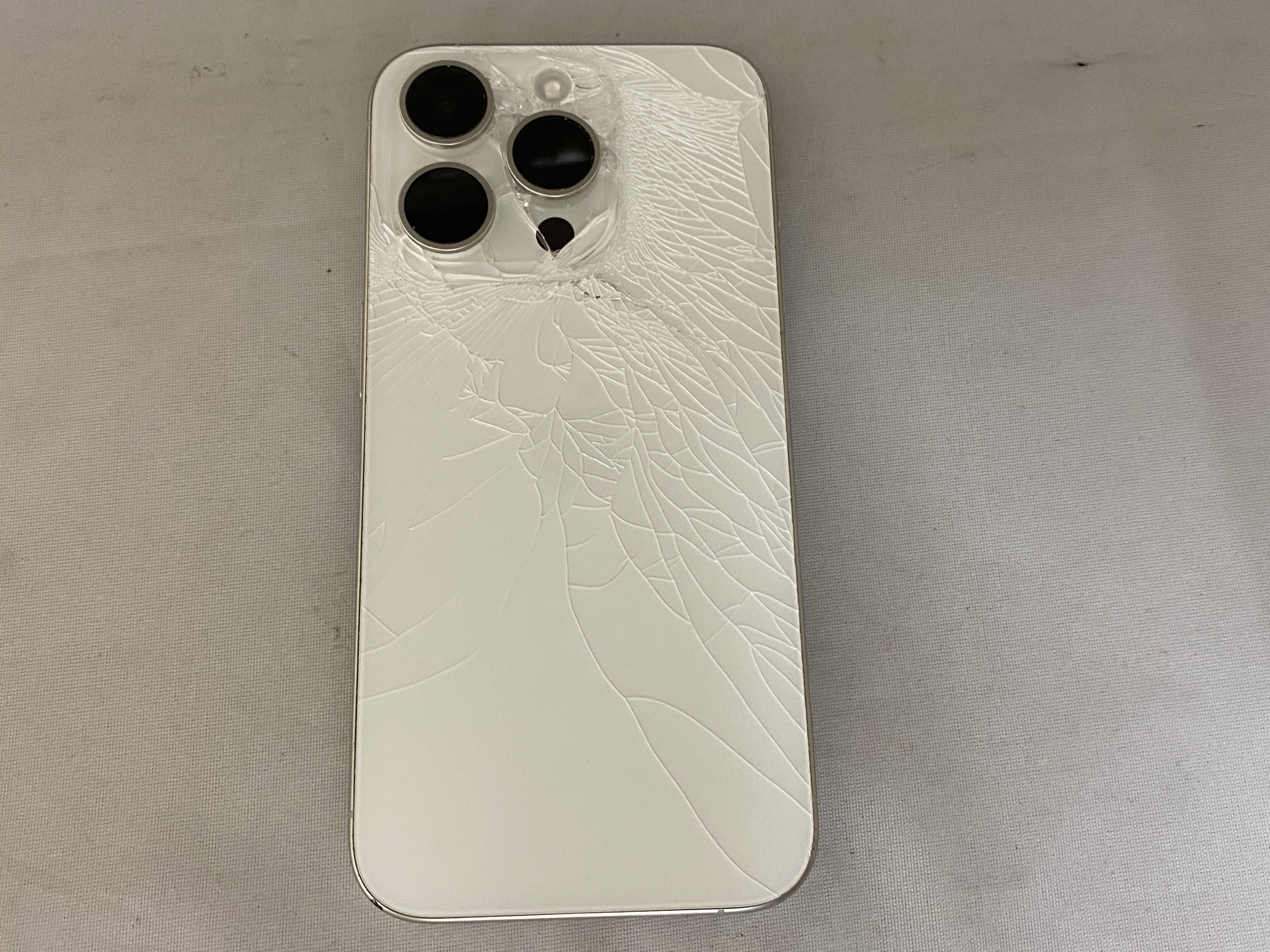 iPhone15pro背面がバキバキに。。。実は背面修理できます 滋賀