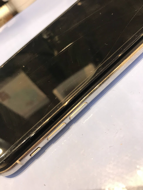 衝撃と劣化でアイフォンXRの液晶が破損、フレームと画面の分離