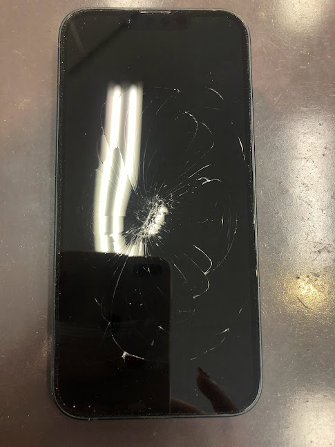 ポケットに入れたままぶつかり画面がバキバキ…iphone 13の修理