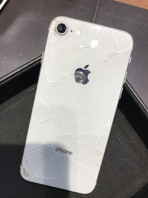 iPhoneの背面割れ？！修理は出来るの？ | iPhone修理・iPad修理