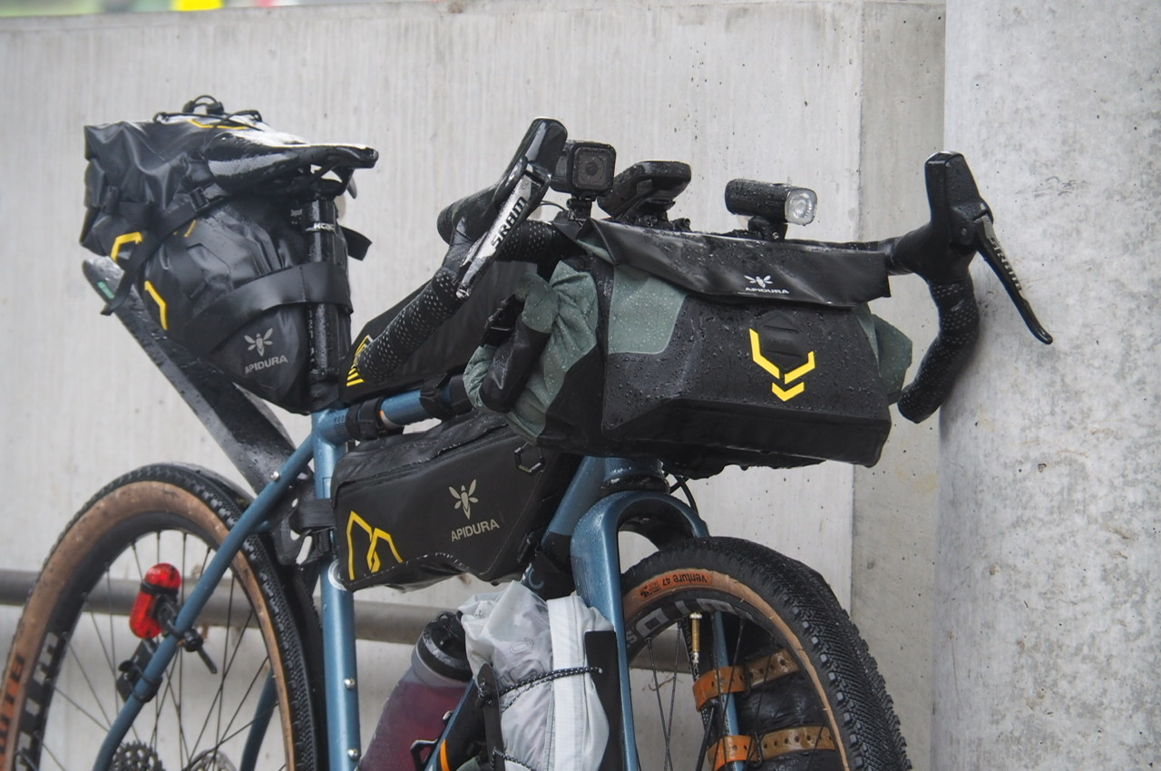 レビュー】Apidura：バックカントリー ハンドルバーバッグ（11L）の