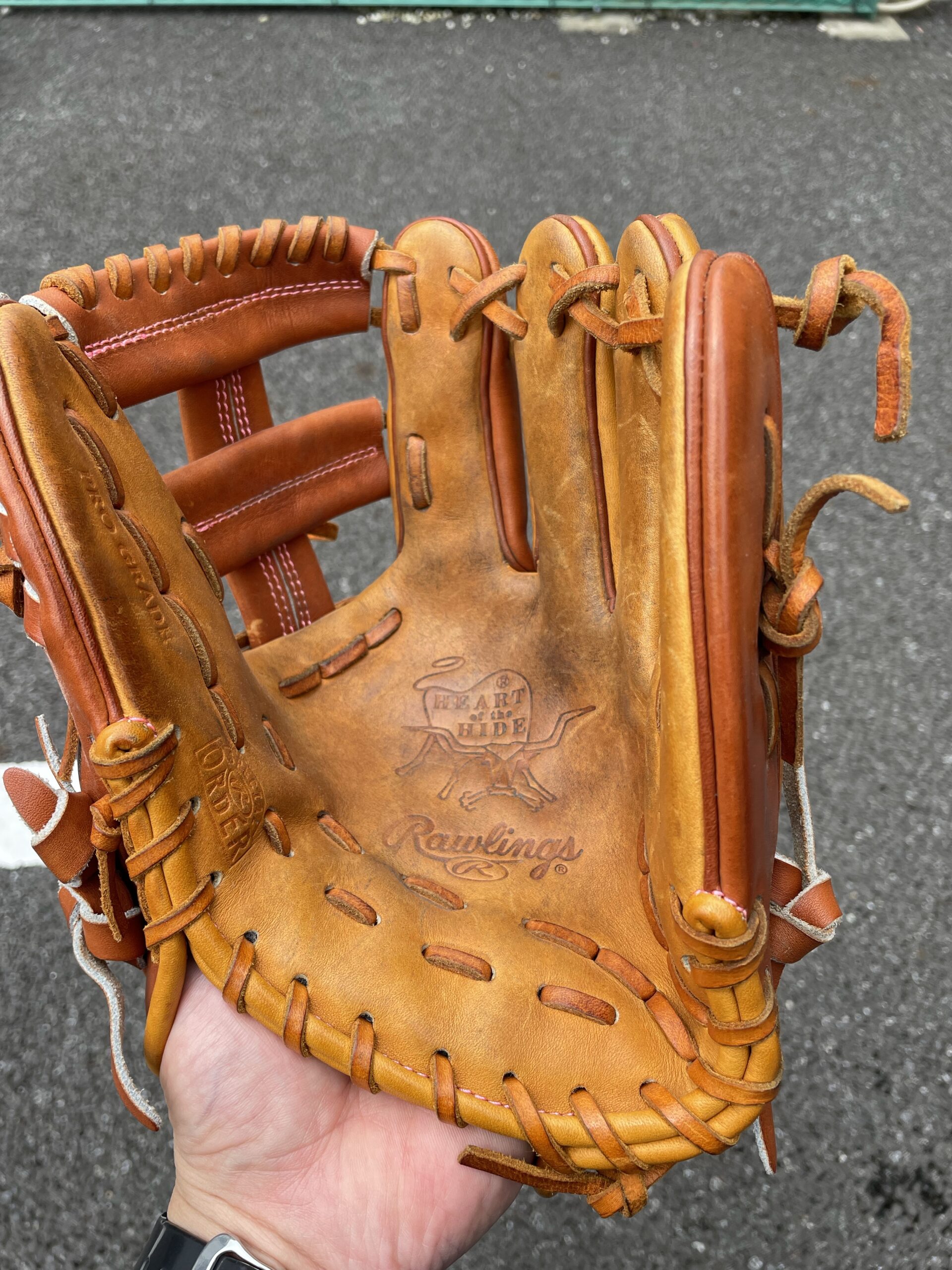 プロ野球選手が実際に使用したグラブから見るその使い方とは | 超野球