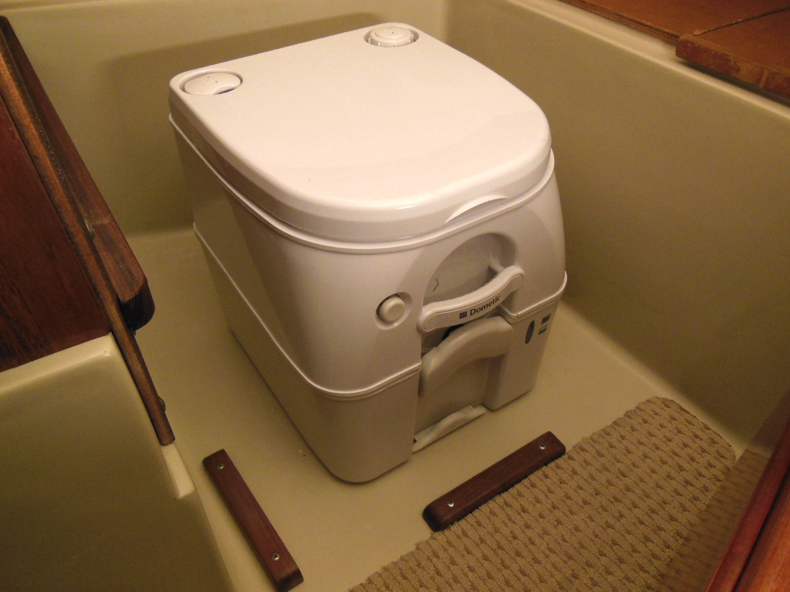 Product Review: Dometic 970 Series Portable Toilet – The $tingy Sailor