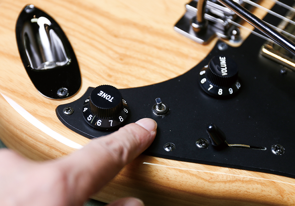 高崎 晃の最新シグネイチャー・ギターを弾いてみた！