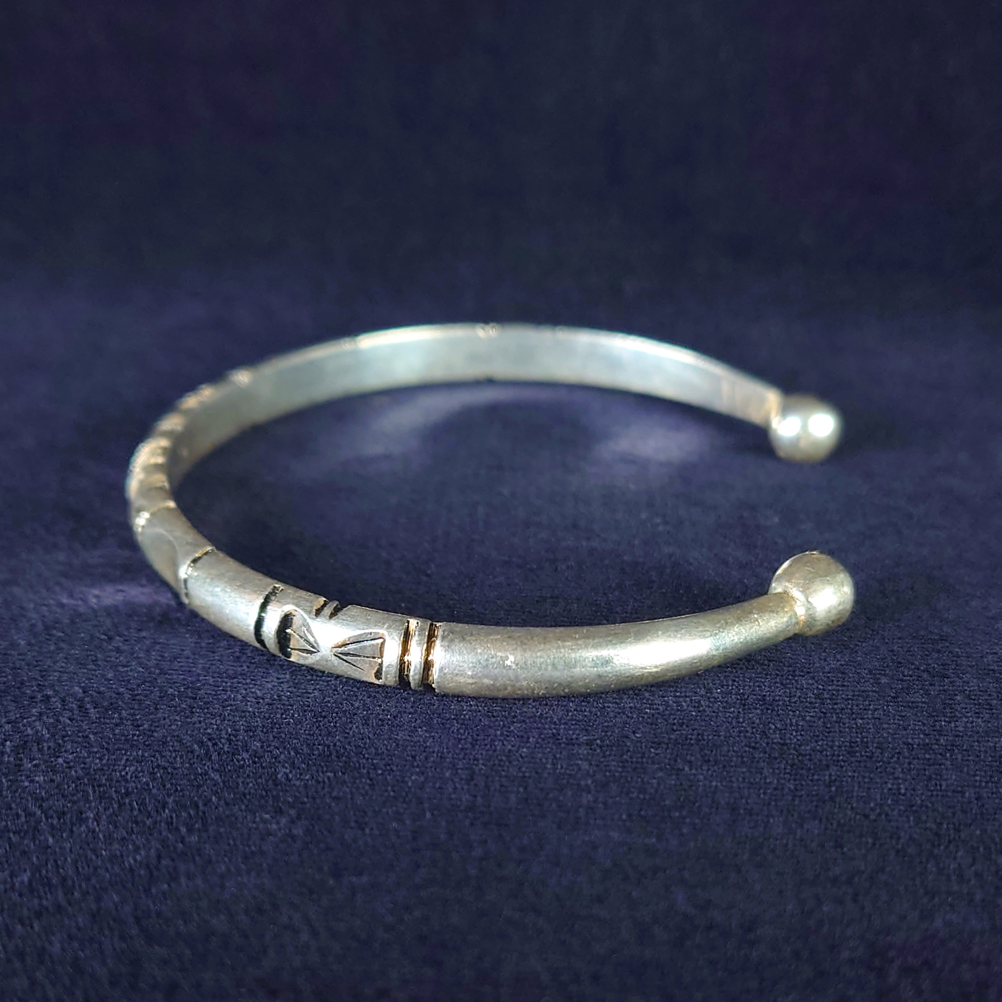 モロッコ直輸入 手彫りバングル – トゥアレグ族の蝶文様シルバー