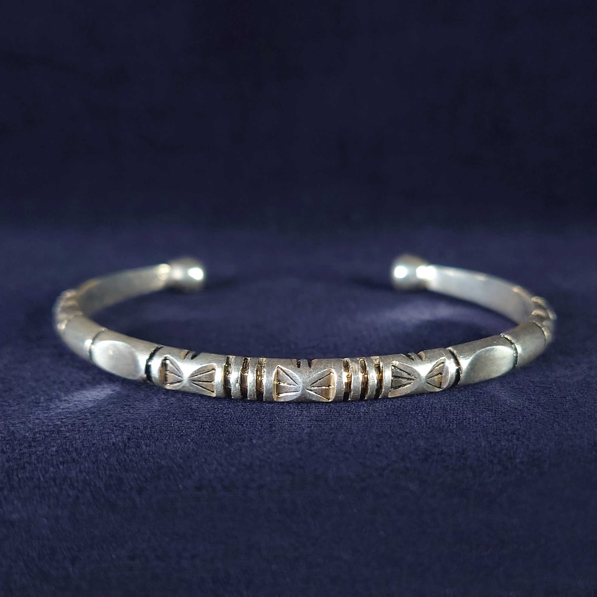 モロッコ直輸入 手彫りバングル – トゥアレグ族の蝶文様シルバー