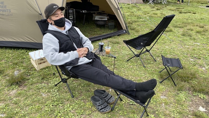 ヘリノックスのタクティカルスピードスツールMが秀逸！天板セットで