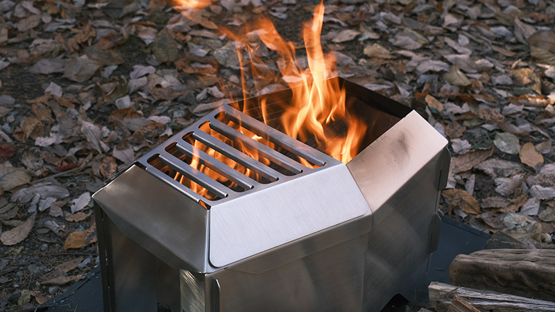 コンパクトに収納可能な二次燃焼の焚き火台TOKYO CRAFTS ブレイズ