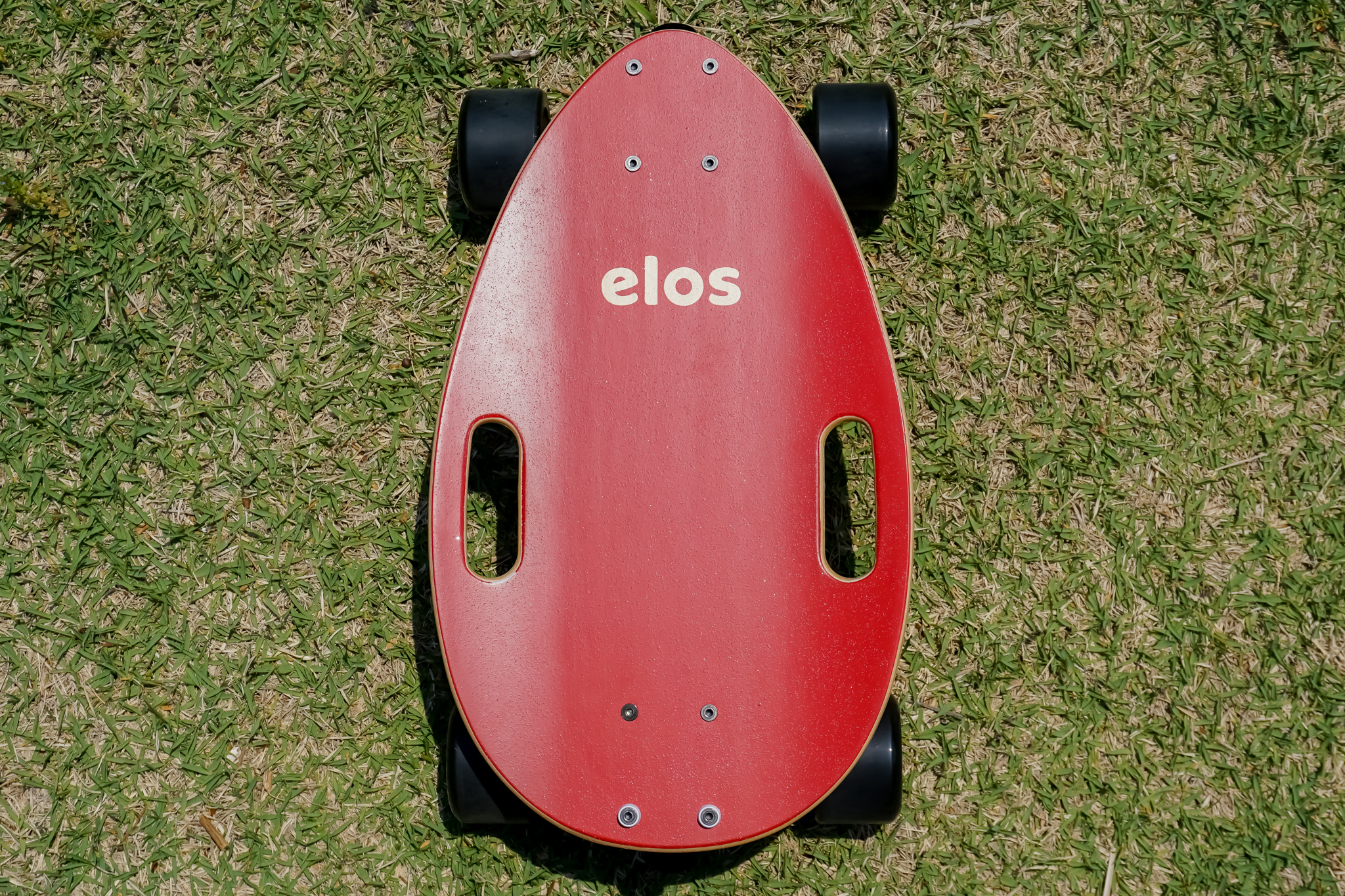 Elos】持ち運びやすい小型スケボー「イロス」を徹底レビュー【初心者