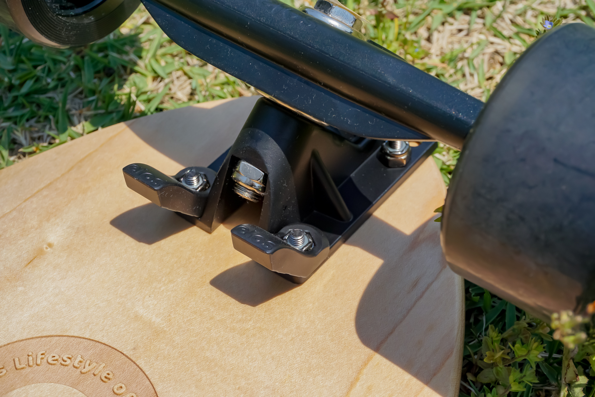 Elos】持ち運びやすい小型スケボー「イロス」を徹底レビュー【初心者