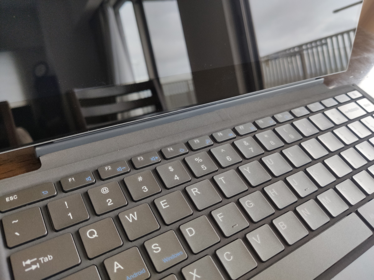 UPERFECT X Proの実機レビュー － 15.6インチのタイプカバー型