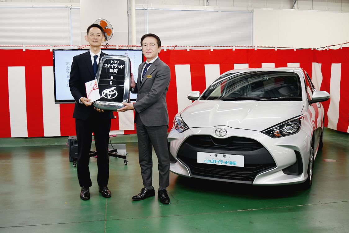 トヨタユナイテッド静岡、トヨタ名古屋自大にヤリス寄贈 – 日刊自動車新聞