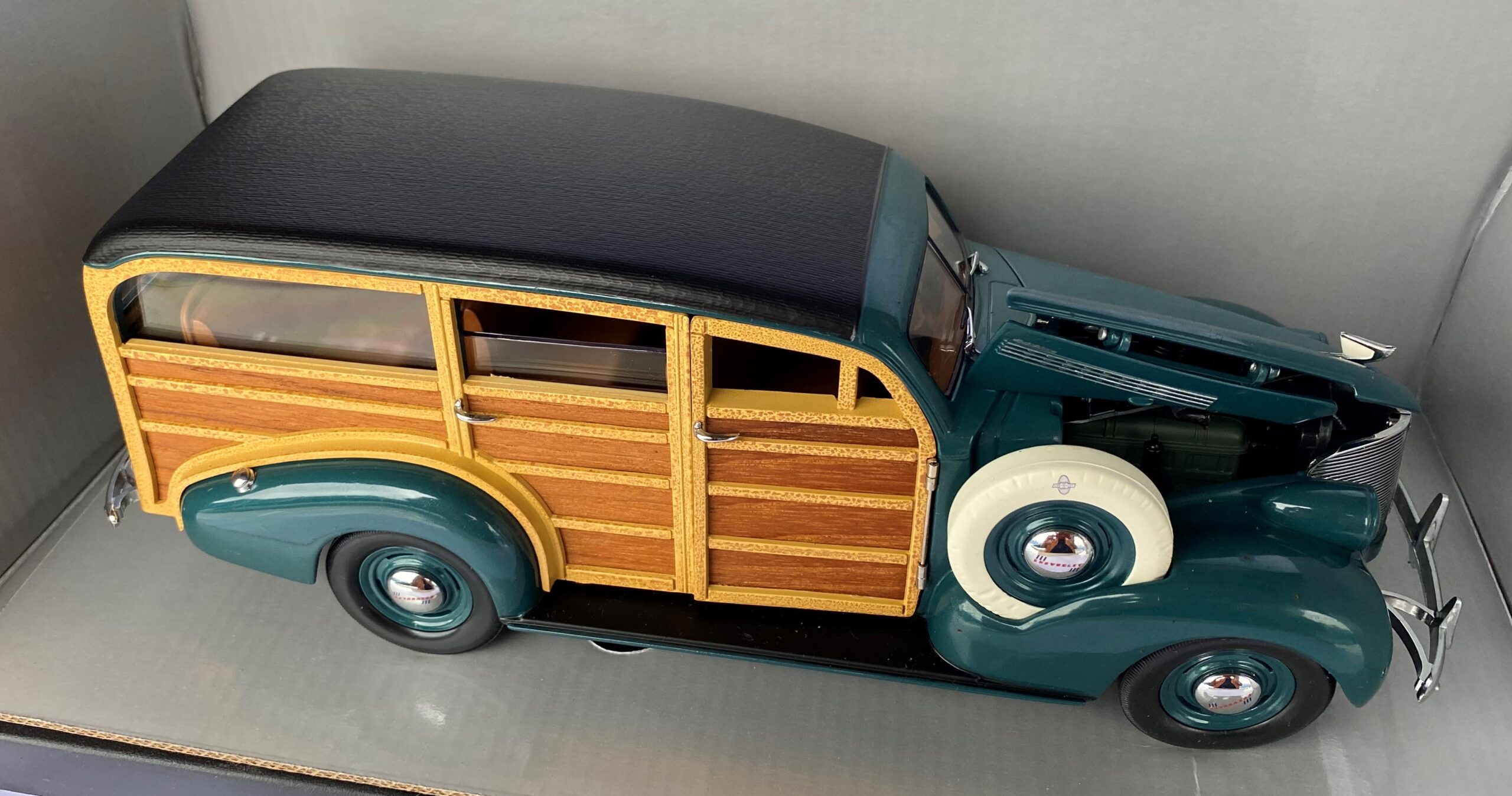 Motor City Classics 1939 Chevrolet Woody - Green 1:18 Scale #489
