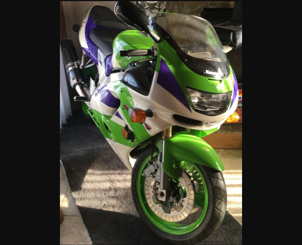 Kawasaki-ZX-9R-Front-Right.jpg