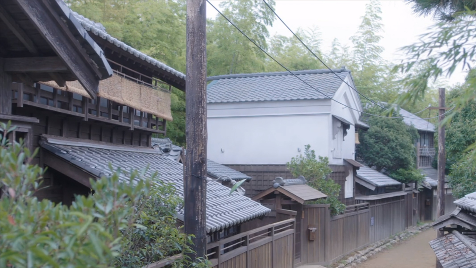 猪爪家の屋外セット（朝ドラ『虎に翼』） | 黒字看板‐大阪の手書き看板屋