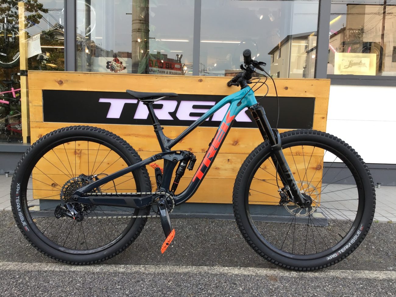 モンスタートラックと魔法の絨毯の融合】トレックのフルサスペンション