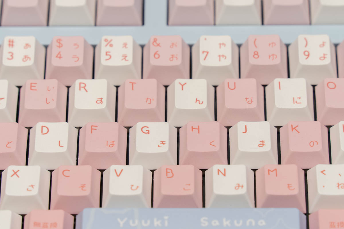 大人気VTuber結城さくな×AMICISキーボードとマウスパッドをレビュー