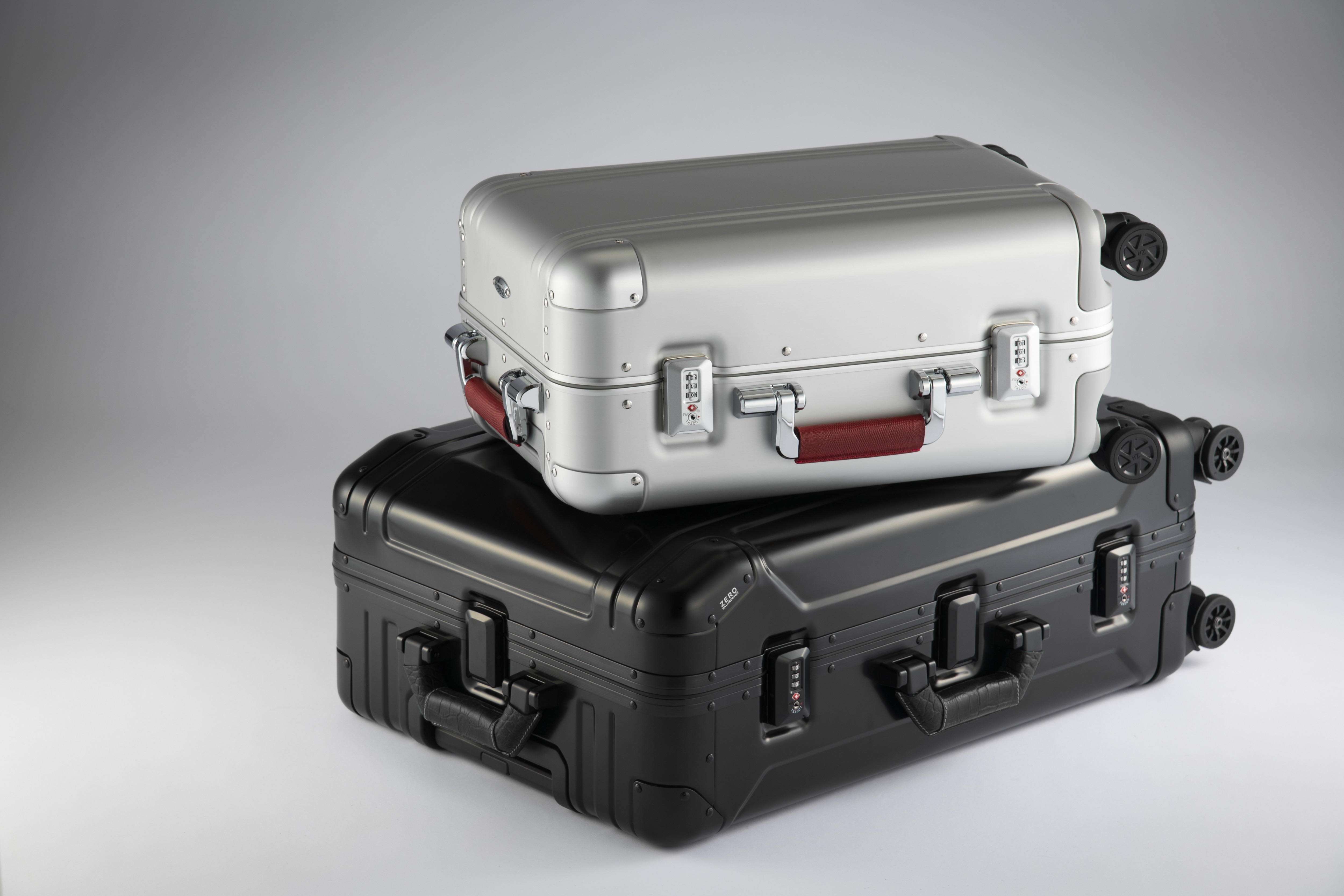 ゼロハリバートン】アルミ×レザー異素材が新鮮！革巻きハンドルの