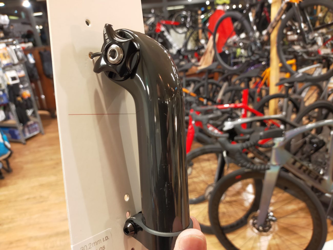 再入荷情報】エモンダSLのライダー必見！！カーボンシートマスト