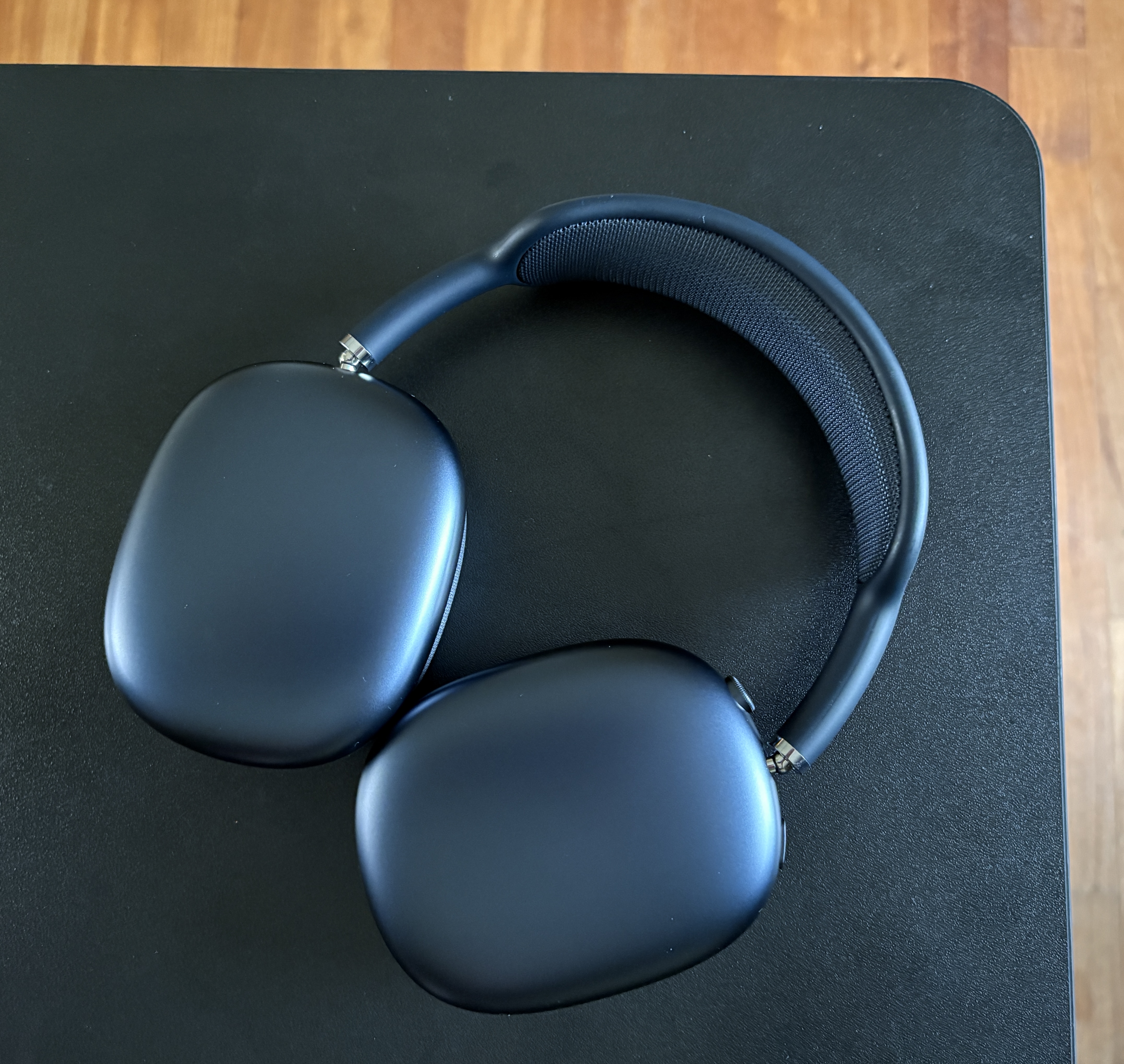 Hands-on with midnight AirPods Max with USB-C - 9to5Mac