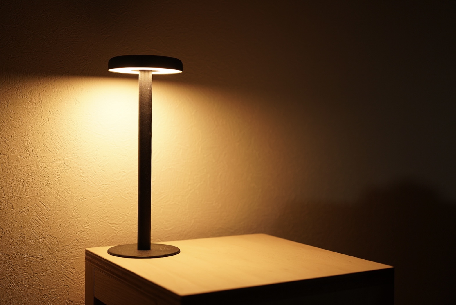 屋外にも持ち運びOKの照明 「テーブルランプ イチ」 - 毎日、文房具