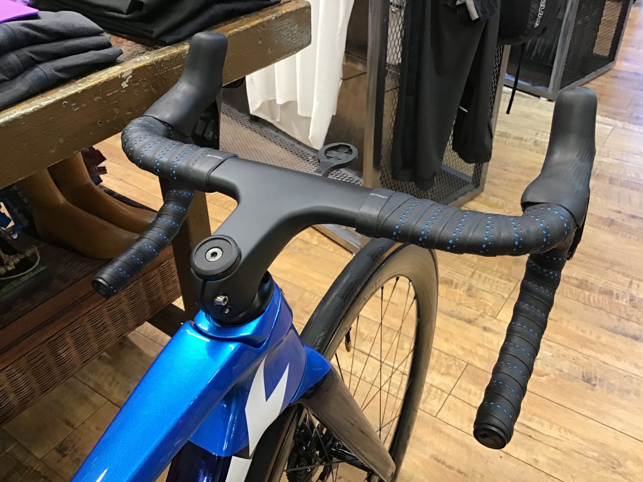 EMONDA SLを】Aeolus RSLハンドルバーステムをお取付け致しました