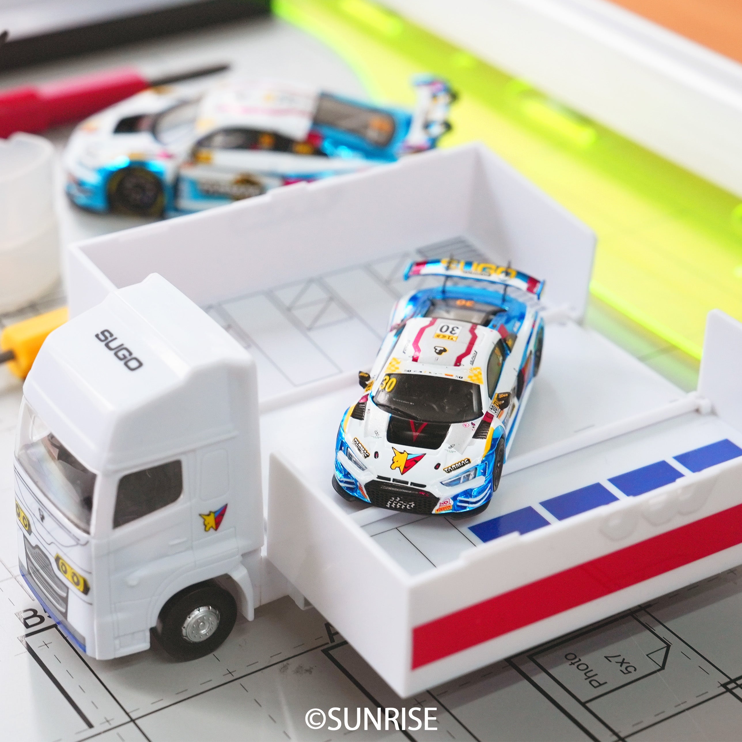 アスラーダ×アウディR8 1/64スケール マカオレースバージョン